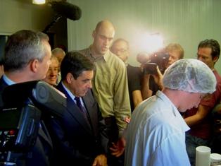 Pose dans l'atelier de transformation du lait en produits laitiers: