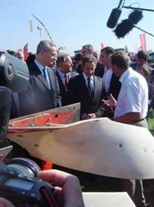 Nicolas Sarkozy avec un des concurrents de la finale européenne de labour 