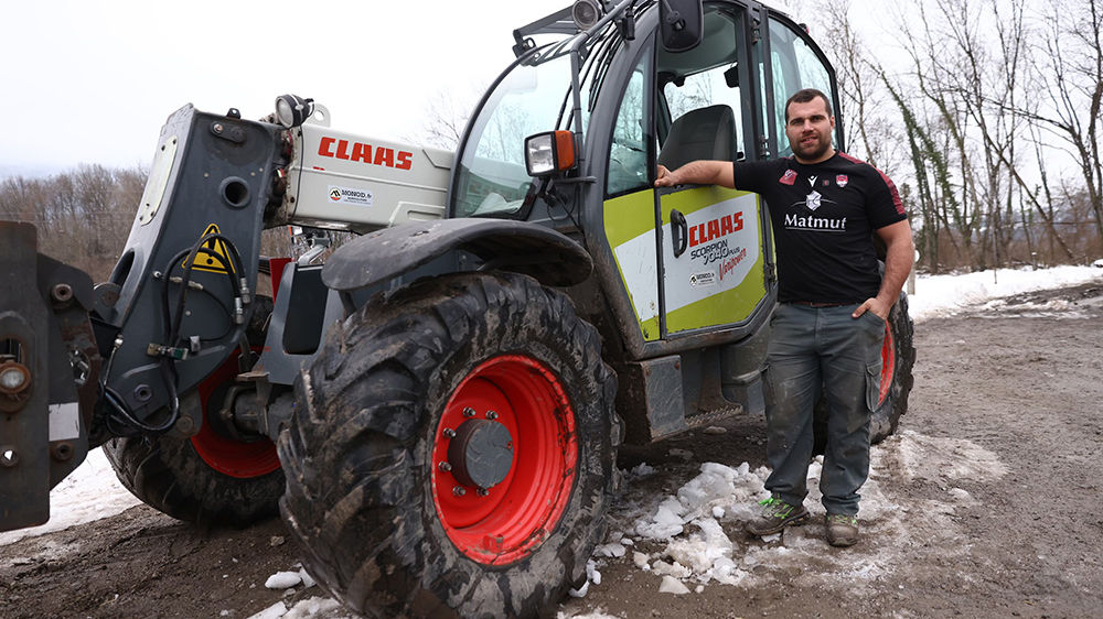 Le rugbyman professionnel Jérôme Rey est aussi éleveur de bovins et de volailles en Savoie.