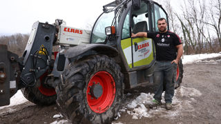 Le rugbyman professionnel Jérôme Rey est aussi éleveur de bovins et de volailles en Savoie. Le rugbyman professionnel Jérôme Rey est aussi éleveur de bovins et de volailles en Savoie.