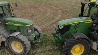 John Deere 6195 M contre 7810 : le choc des générations John Deere 6195 M contre 7810 : le choc des générations