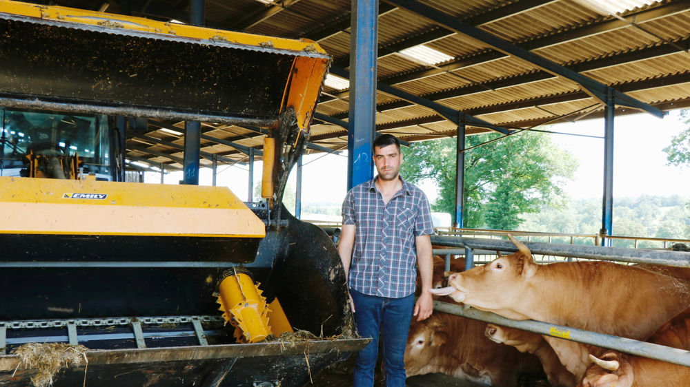 Le godet du Gaec Thibaud est capable de désiler, distribuer l’aliment avec son tapis, démêler, mais aussi incorporer des granulés.