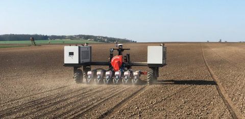 La plateforme danoise Robotti est capable de travailler avec tous les semoirs du marché, ici un Monosem. © Robotti