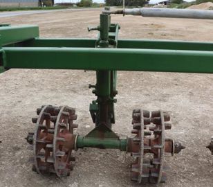 Les supports de la croskillette sont reliés aux parallélogrammes par des pivots. Ainsi, ils gardent une certaine liberté de mouvement, notamment pour les fourrières. © P. Peeters
