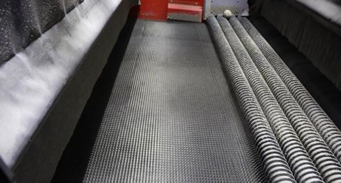 Les spires sur la partie droite ralentissent et font tourner la pomme de terre le temps de l’analyse. Le tapis accélère les tubercules pour les éjecter. © P. Denis