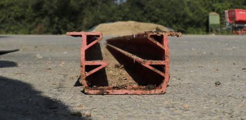 Cette pièce profilée en H est située dans la rainure. La courroie circule dans un sens au niveau supérieur, et dans l’autre en dessous. La fraction solide des effluents reste au-dessus, tandis que les liquides tombent et partent dans la direction opposée. © G. Baron