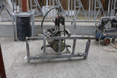 La dérouleuse utilise un moteur hydraulique récupéré sur une moissonneuse-batteuse. © G. Baron
