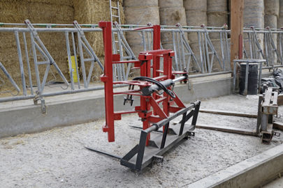 La pince-pique-bottes et la fourche à palettes viennent compléter la gamme d’accessoires de manutention faits « maison ». © G. Baron