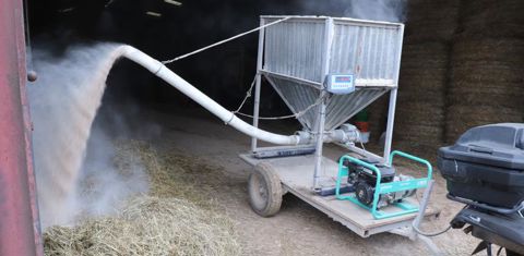 La machine construite par Olivier, Xavier et Tristan comprend une trémie d’une capacité de 350 kg de céréales aplaties. © Pierre Peeters/GFA