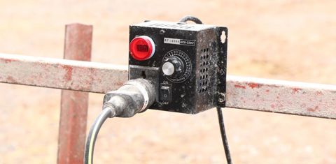 Un boîtier avec un potentiomètre permet de faire varier la vitesse de rotation de la vis sans fin et le débit de celle-ci. © Pierre Peeters/GFA
