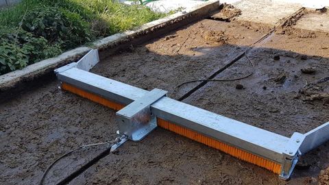 Un racleur à lames et brosses