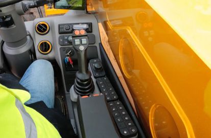Les interrupteurs ont été remplacés par des boutons en caoutchouc communs à tous les produits JCB ©l.coassin