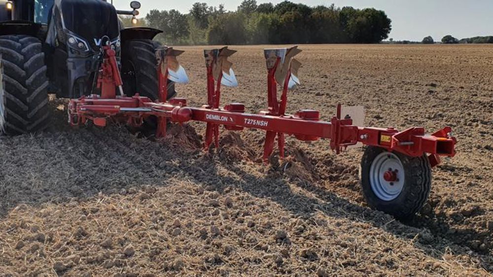 Demblon équipe ses charrues poussées pour le labour superficiel. © Demblon