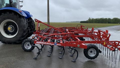 4 rangées de dents composent le Finer SL de Horsch. Le pas entre chaque passage de dent est de 15 cm. La solution est modulable puisque les roues de jauge à l’avant comme à l’arrière peuvent être enlevées, tout comme les herses peignes. Différents types de rouleaux peuvent être ajoutés, ainsi qu’un kit de semis. © G. Baron
