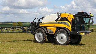 Le pulvérisateur automoteur MAF de Mazzoti intègre des éléments John Deere dont le moteur, la cabine et le système de guidage. © John Deere Le pulvérisateur automoteur MAF de Mazzoti intègre des éléments John Deere dont le moteur, la cabine et le système de guidage. © John Deere