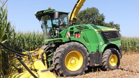 Un moteur maison de 18 litres est monté dans les deux machines p.denis