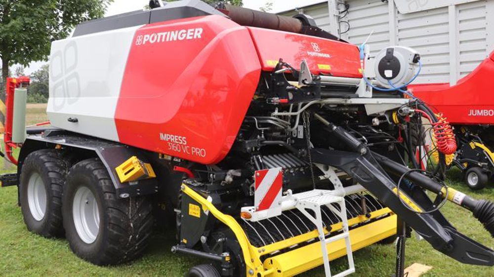 Sur les presses Pöttinger, le fourrage tourne dans le sens horaire. © P. Denis