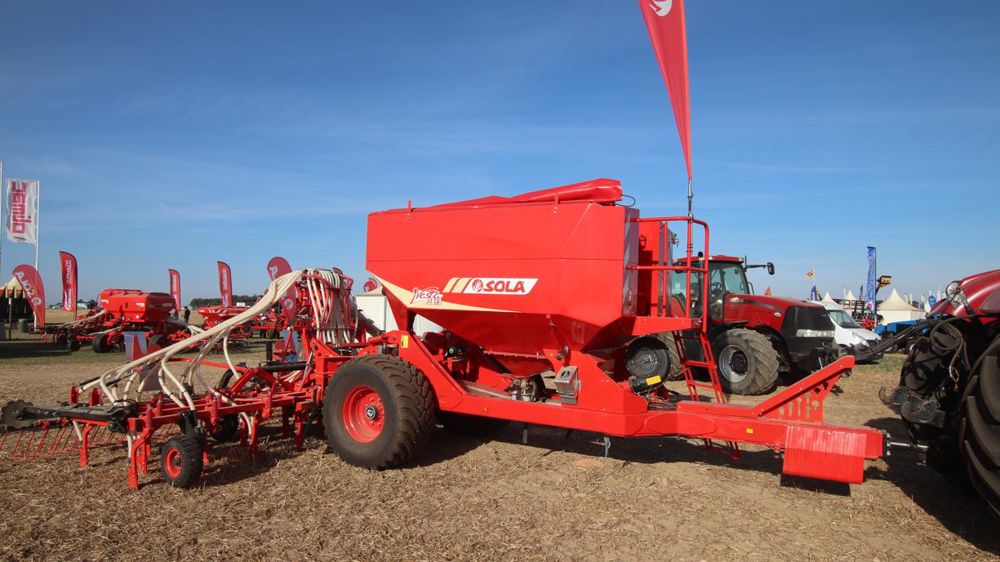 Sola introduit une trémie de grande capacité traînée. © P. Peeters/GFA