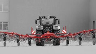 Sur la faneuse Spider 915/8 Sip, le système Smart Lift soulève et verrouille les rotors externes durant les manœuvres. © P. Denis Sur la faneuse Spider 915/8 Sip, le système Smart Lift soulève et verrouille les rotors externes durant les manœuvres. © P. Denis