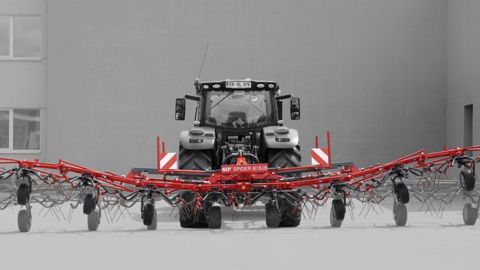 Sur la faneuse Spider 915/8 Sip, le système Smart Lift soulève et verrouille les rotors externes durant les manœuvres. © P. Denis