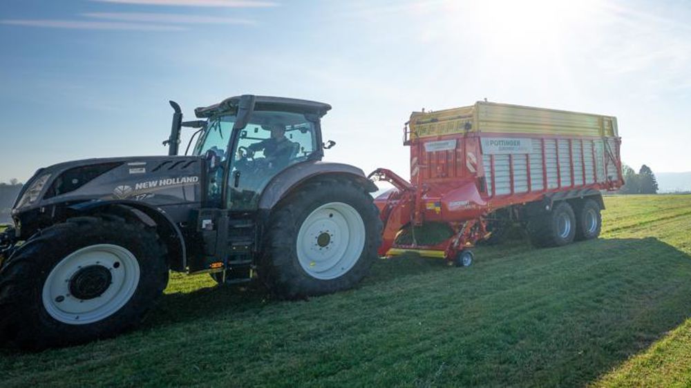 Grâce à cette paroi repensée, Pöttinger propose dorénavant de sélectionner un mode chargement en fonction de la matière récoltée. © Pöttinger