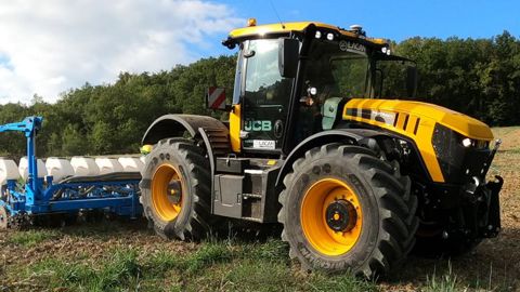 Trimble guide les tracteurs JCB en dévers Trimble guide les tracteurs JCB en dévers