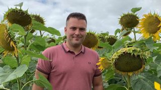 « Dans le cadre du groupe Dephy, je mets en place des essais sur les variétés de tournesol, afin de trouver le meilleur compromis productivité-précocité pour notre secteur », précise Pierre Maigret. © C. Fricotté « Dans le cadre du groupe Dephy, je mets en place des essais sur les variétés de tournesol, afin de trouver le meilleur compromis productivité-précocité pour notre secteur », précise Pierre Maigret. © C. Fricotté