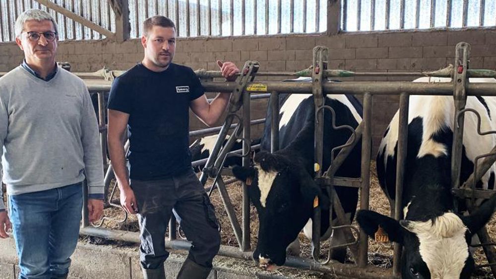 Clément Plessis (à droite), accompagné de Dominique Landais, consultant en nutrition et robot chez Seenoia. © A. Courty/GFA