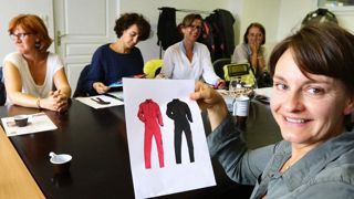 Touche glamour : même avec ses bêtes, Lydie (au premier plan) ne veut pas être habillée comme un sac. En arrière-plan : Hélène, Clivia et Lucie (de gauche à droite). © F. Haslin/Courrier Picard Touche glamour : même avec ses bêtes, Lydie (au premier plan) ne veut pas être habillée comme un sac. En arrière-plan : Hélène, Clivia et Lucie (de gauche à droite). © F. Haslin/Courrier Picard