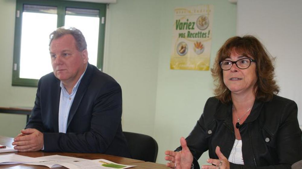 « Nous espérons avec cette campagne inverser la courbe et voir la consommation d’endives par foyer repasser la barre des 7 kg par an », explique Catherine Decourcelle, présidente de l’Association des producteurs d’endives de France, au côté de Frédéric Le Vigoureux, le directeur de l’Apef. © B. Caillez