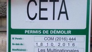 Panneau déposé le 11 octobre devant le ministère de l’Agriculture à l’occasion d’une manifestation organisée par la Confédération paysanne, Les Amis de la Terres et Attac. © Confédération paysanne Panneau déposé le 11 octobre devant le ministère de l’Agriculture à l’occasion d’une manifestation organisée par la Confédération paysanne, Les Amis de la Terres et Attac. © Confédération paysanne