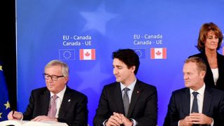 Jean-Claude Juncker, le président de la Commission européenne, Justin Trudeau, le Premier ministre canadien, et Donald Tusk, président du Conseil européen, lors de la signature du Ceta le 30 octobre 2016. © Union européenne Jean-Claude Juncker, le président de la Commission européenne, Justin Trudeau, le Premier ministre canadien, et Donald Tusk, président du Conseil européen, lors de la signature du Ceta le 30 octobre 2016. © Union européenne