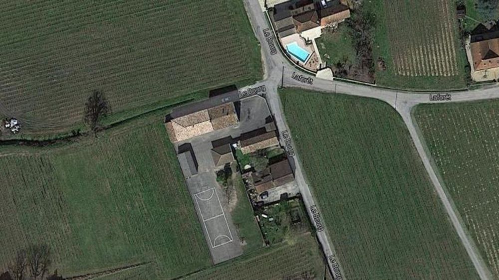 Quatre parcelles de vigne se trouvent autour du groupe scolaire de Villeneuve-de-Blaye. Celles traitées le 5 mai 2014 se trouvent à l’ouest (conventionnelle) et à l’est (bio). D’après la Draaf, le vent soufflait du sud-est à 13 heures. © Google Maps