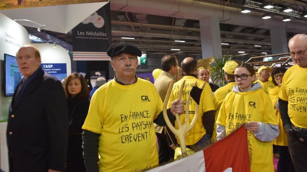 Menée par Dominique Pipet, éleveur dans la Vienne, une cinquantaine d’agriculteurs ont manifesté le 3 mars au niveau du stand de l’ASP, au Salon de l’agriculture. © Rosanne Aries/GFA