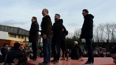 Les agriculteurs rassemblés devant l’abattoir de Houdan. © Twitter FDSEA Ile-de-France Les agriculteurs rassemblés devant l’abattoir de Houdan. © Twitter FDSEA Ile-de-France