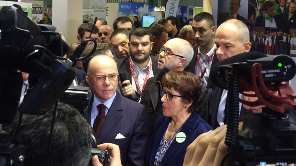 Le Premier ministre, Bernard Cazeneuve, lors de sa visite au Salon de l’agriculture, aux côtés de Christiane Lambert, présidente par intérim de la FNSEA. © S. Bergot/GFA