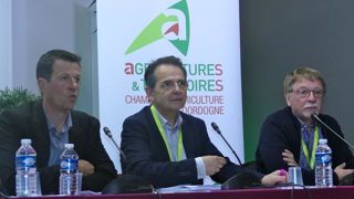 De gauche à droite : Yannick Frances, éleveur et président d’Aparu 24 (Action Périgord agriculture et ruralité), Alain Plaud, animateur du débat, et Jean-Louis Peyraud, directeur scientifique adjoint de l’Inra. © Claude Hélène Yvard De gauche à droite : Yannick Frances, éleveur et président d’Aparu 24 (Action Périgord agriculture et ruralité), Alain Plaud, animateur du débat, et Jean-Louis Peyraud, directeur scientifique adjoint de l’Inra. © Claude Hélène Yvard