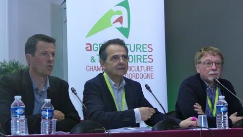 De gauche à droite : Yannick Frances, éleveur et président d’Aparu 24 (Action Périgord agriculture et ruralité), Alain Plaud, animateur du débat, et Jean-Louis Peyraud, directeur scientifique adjoint de l’Inra. © Claude Hélène Yvard De gauche à droite : Yannick Frances, éleveur et président d’Aparu 24 (Action Périgord agriculture et ruralité), Alain Plaud, animateur du débat, et Jean-Louis Peyraud, directeur scientifique adjoint de l’Inra. © Claude Hélène Yvard