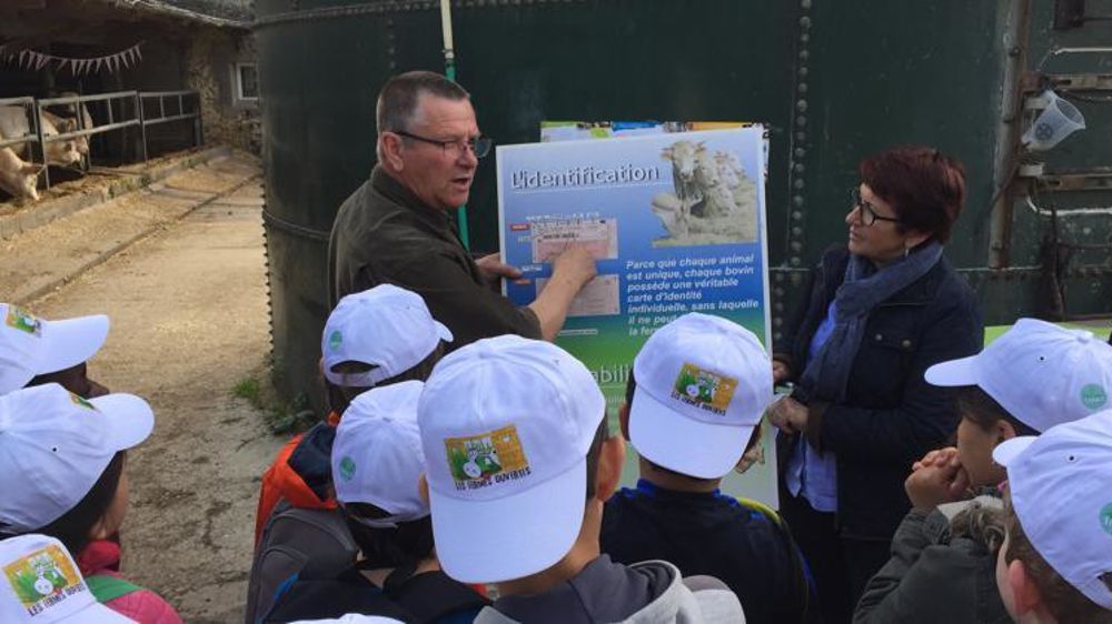 Dominique Rey, éleveur allaitant à Gambais (Yvelines), a accueilli des élèves de CE2 de l’école primaire Pierre Gourdault (Paris 13e). Ici avec Christiane Lambert, présidente de la FNSEA. © FNSEA