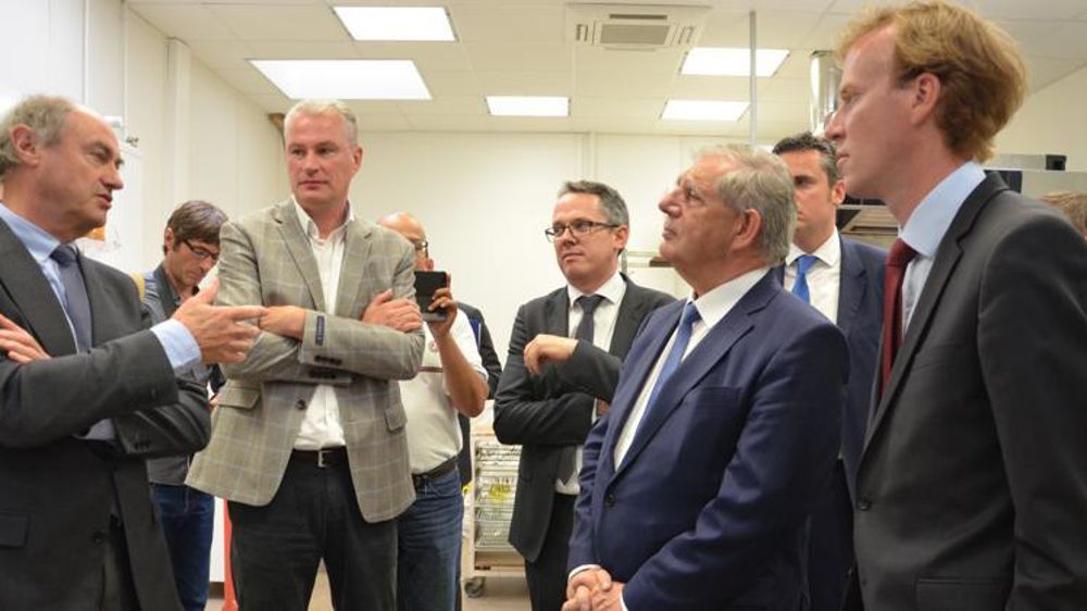 Jacques Mézard (costume bleu) échange avec Philippe Voyet, président de la Scael (en face). © Aude Richard
