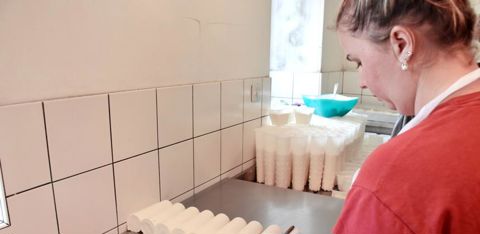 Mélanie, la salariée, s’occupe de la fabrication des bûches de fromage. © Aude Richard