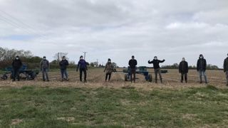 180 saisonniers agricoles roumains atterrissent à Londres 180 saisonniers agricoles roumains atterrissent à Londres