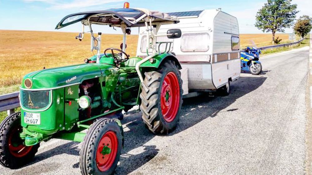 Il parcourt la France en tracteur et caravane