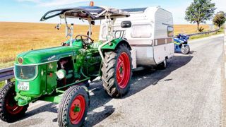 Il parcourt la France en tracteur et caravane Il parcourt la France en tracteur et caravane