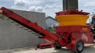 Une trémie à céréales pour le broyeur Une trémie à céréales pour le broyeur