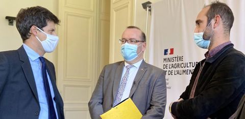 Point d’étape le 7 octobre 2020 entre le ministre de l’Agriculture, Julien Denormandie, et le député Olivier Damaisin. Le réalisateur Édouard Bergeon était présent au début de l’entretien.