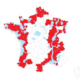 Carte des zones concernées par les mesures de prévention obligatoire contre le virus de l’influenza aviaire hautement pathogène (ZRP en bleu, départements en rouge). © Ministère de l’Agriculture