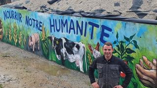 Une fresque colorée pour recouvrir des tags injurieux Une fresque colorée pour recouvrir des tags injurieux