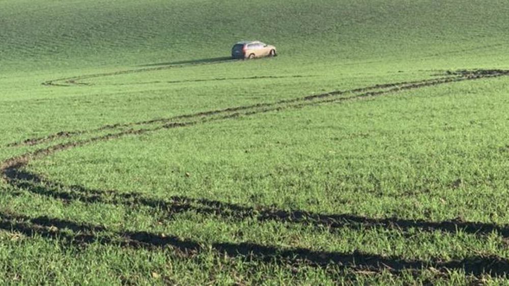 Un 4x4 ravage 10 hectares de semis de blé