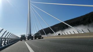 Des tracteurs sur le viaduc de Millau pour interpeller l’État Des tracteurs sur le viaduc de Millau pour interpeller l’État